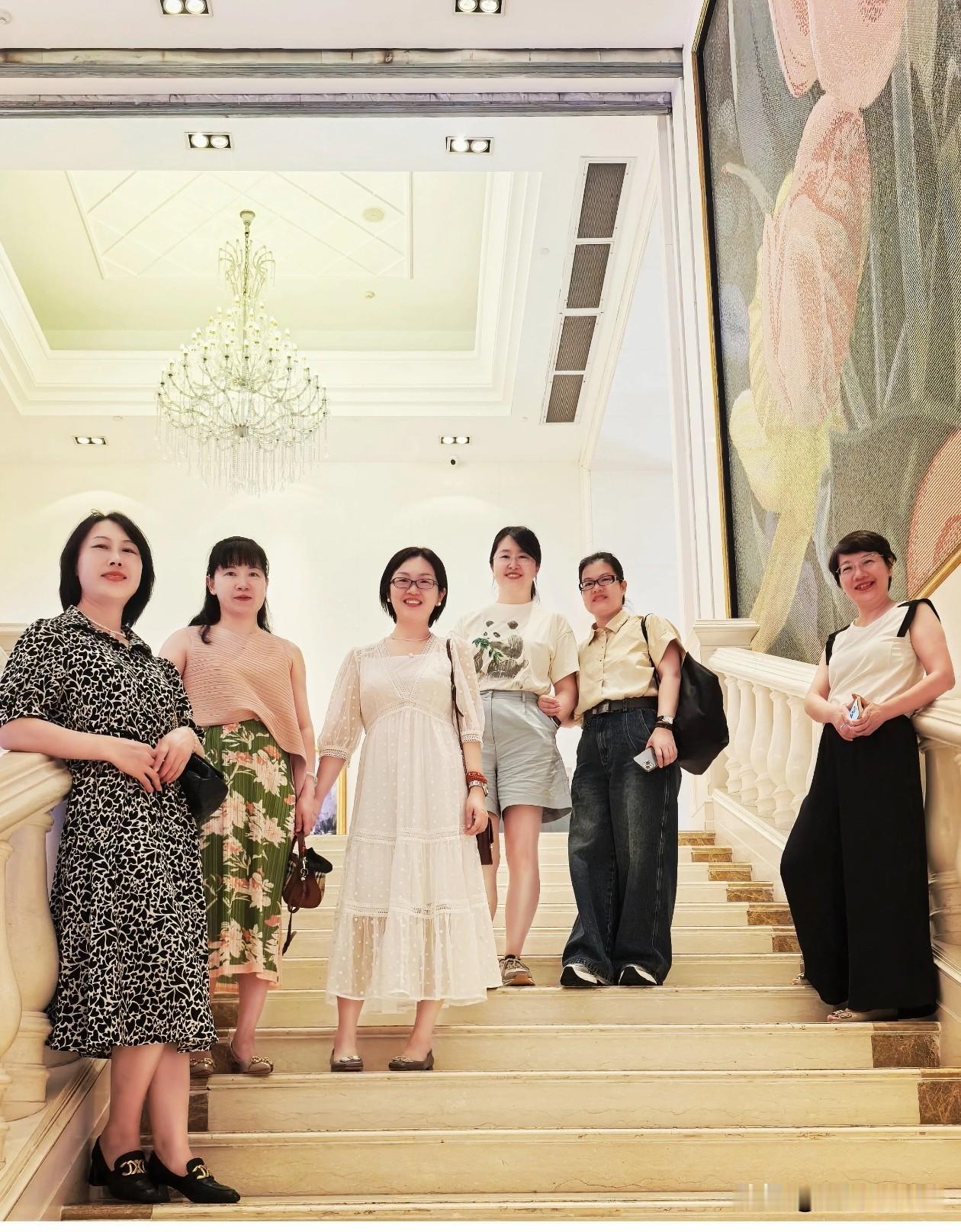 女人到了50岁
我发现拍照真的不能从下往上拍
不是双下巴
就是腿短变形
还有就是