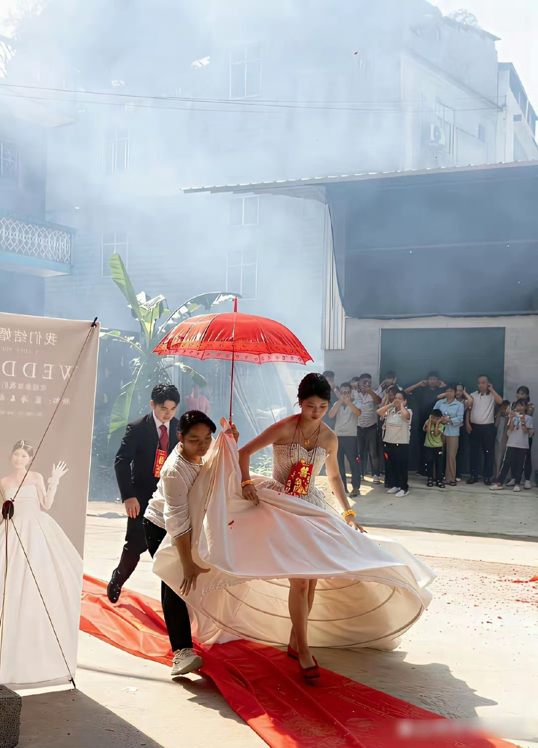 新娘遇到这一幕，也是无语了，让你拉裙子，没让你直接掀[允悲] ​​​