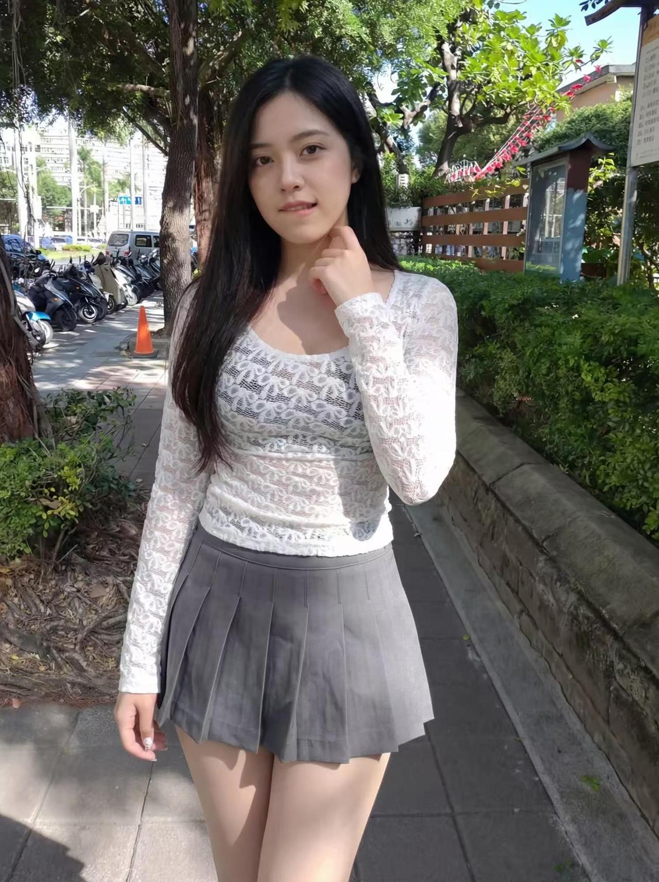 阳光下的甜美少女，白色蕾丝上衣搭配灰色短裙，清新自然，今日打卡拍照