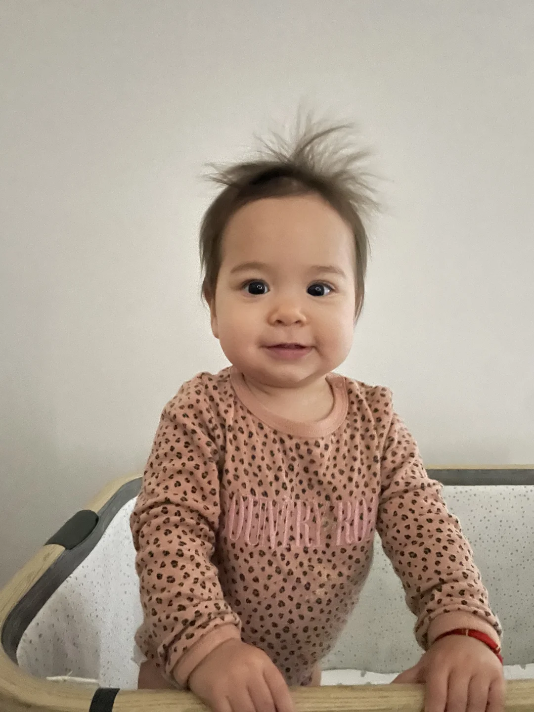 头发凌乱的美少女起床了