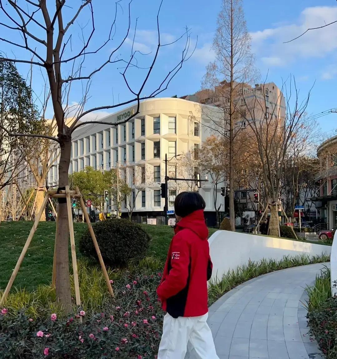 昨天被女儿拉去商场，硬塞给我一件大红外套。
我嫌艳，她说试试。
镜子里一照，脸色