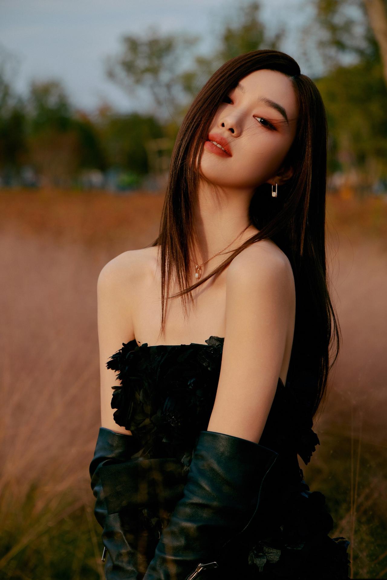 陈瑜魅力大赏：黑色抹胸，柔美迷人