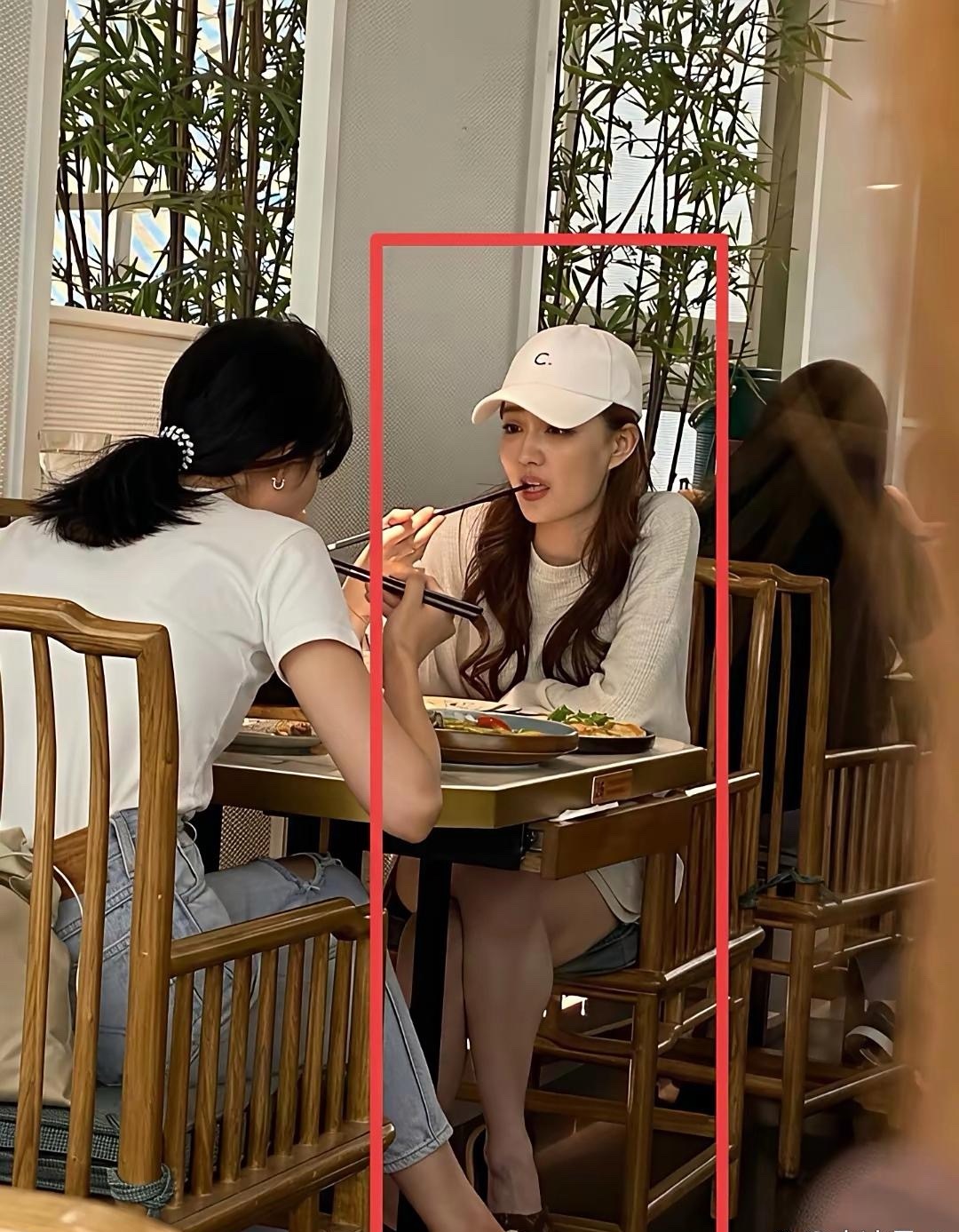 看徐璐就知道，女明星也不是个个都是筷子腿的，她还是学舞蹈出身。 ​​​