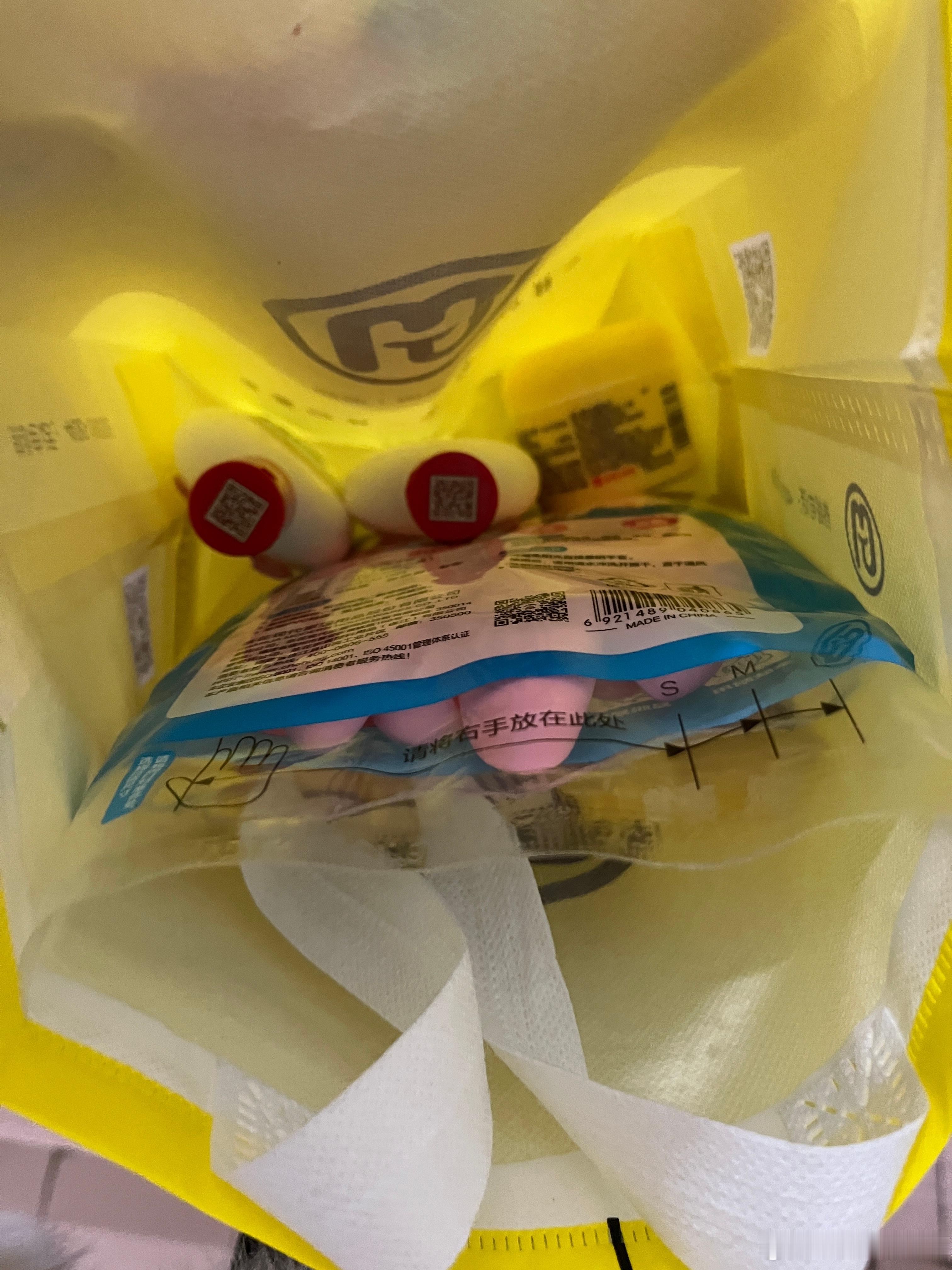 婆婆昨天说今天下午要回去，给她买了护手霜，擦手、擦脸都可以，昨天坐地铁，我擦护手