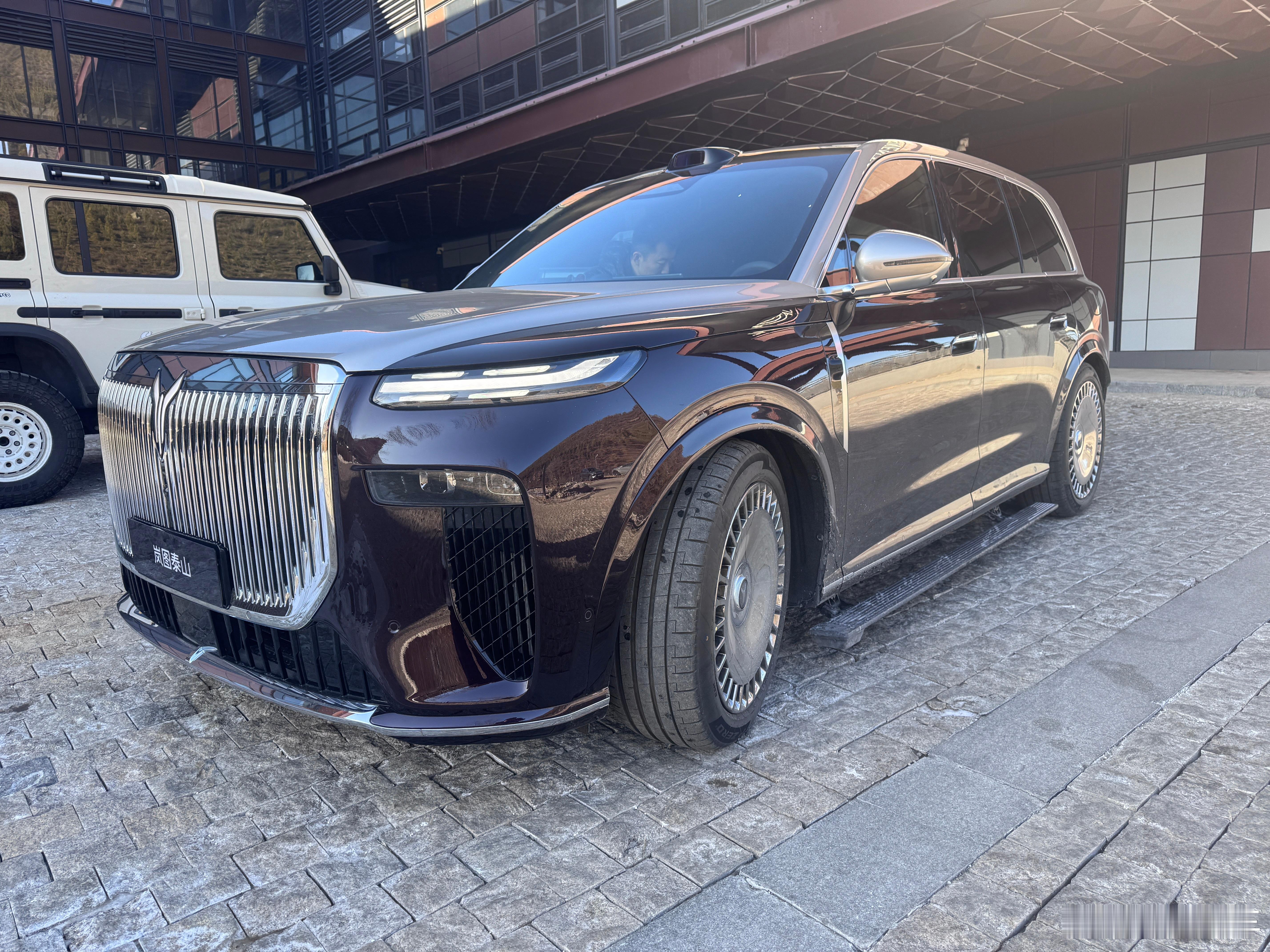 搭载华为ads辅助驾驶的岚图泰山，看看图二的园区一条下坡的小路，再看看图三车机界