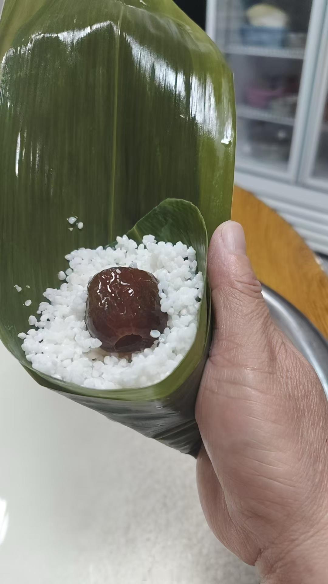 粽叶飘香迎端午，巧手缠绕方寸温情。慢手包粽重拾儿时乐趣，淡淡清香勾起岁岁童年美好