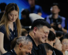 AUBL现场看姚明学长变脸 陈天灿加时赛关键三分续命，姚明坐在场边双手握拳，整张