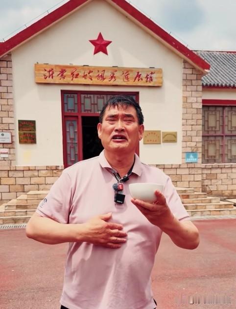 捧碗高歌忆红嫂！大衣哥朱之文沂水红色行尽显赤子心。
朱之文走进沂水桃棵子村红色展