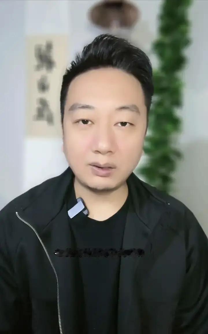 假唱这事最近闹得挺大，但咱不能光凭感觉。现在有硬规定了，商业演出假唱直接进艺人信