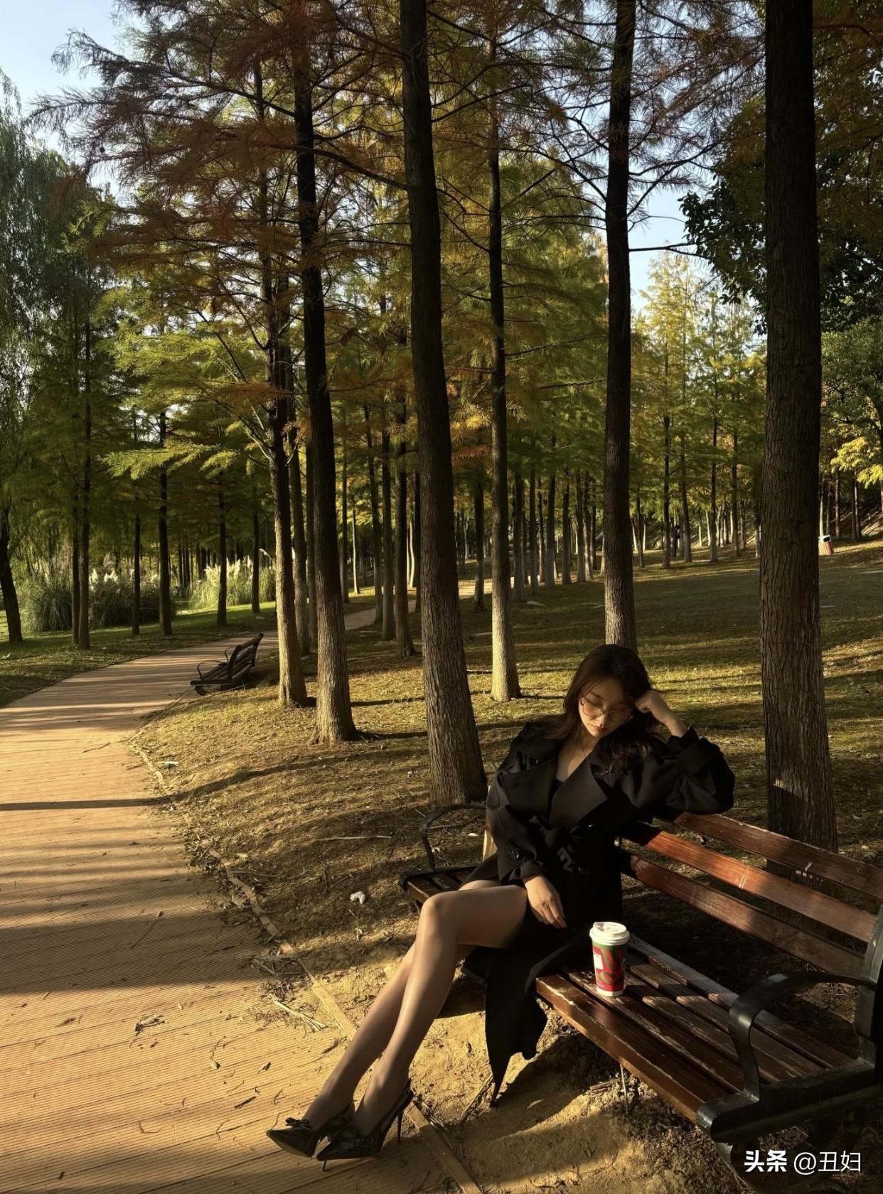 女生怎么搭配服装才能又酷又美选择冷色调的服装，如黑色套装或深灰色等。