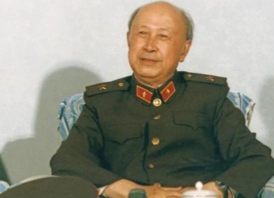 2008年，97岁的钱学森躺在病床上，听力已经不行了。他拉着儿子钱永刚的手，小声