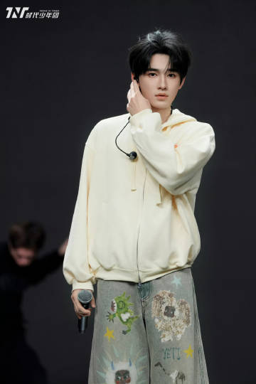 宋亚轩联排生图状态很清爽诶！ 