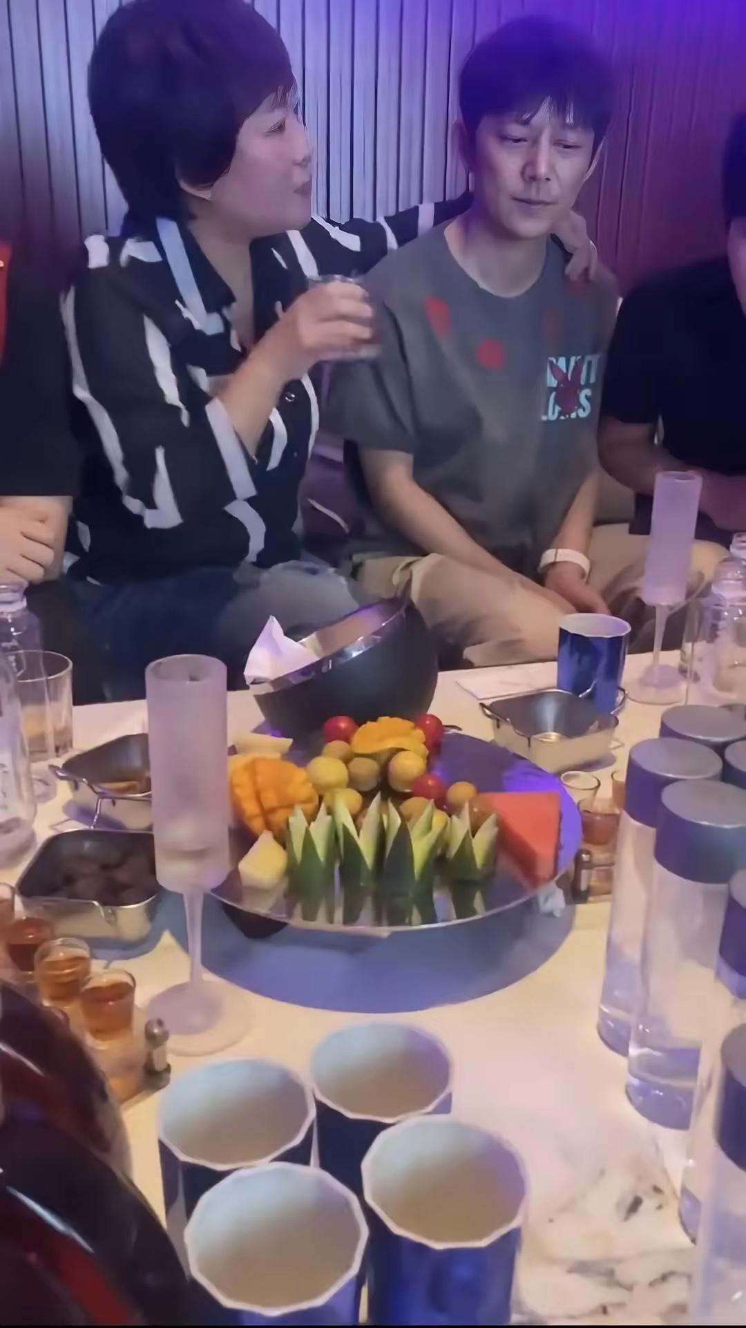 这位女士是谁？看得出来和何炅老师关系挺好的