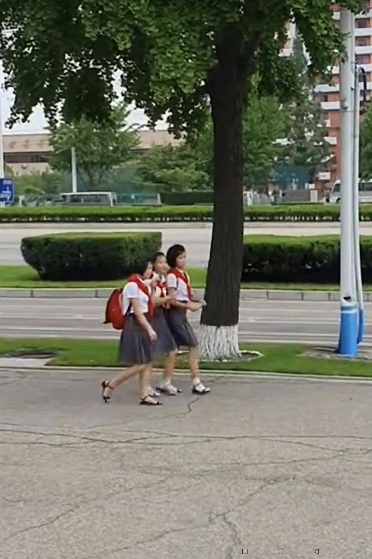 今天看到视频发布朝鲜街道上的情景，似乎回到了我们过去三、四十年前城市的样子：街道