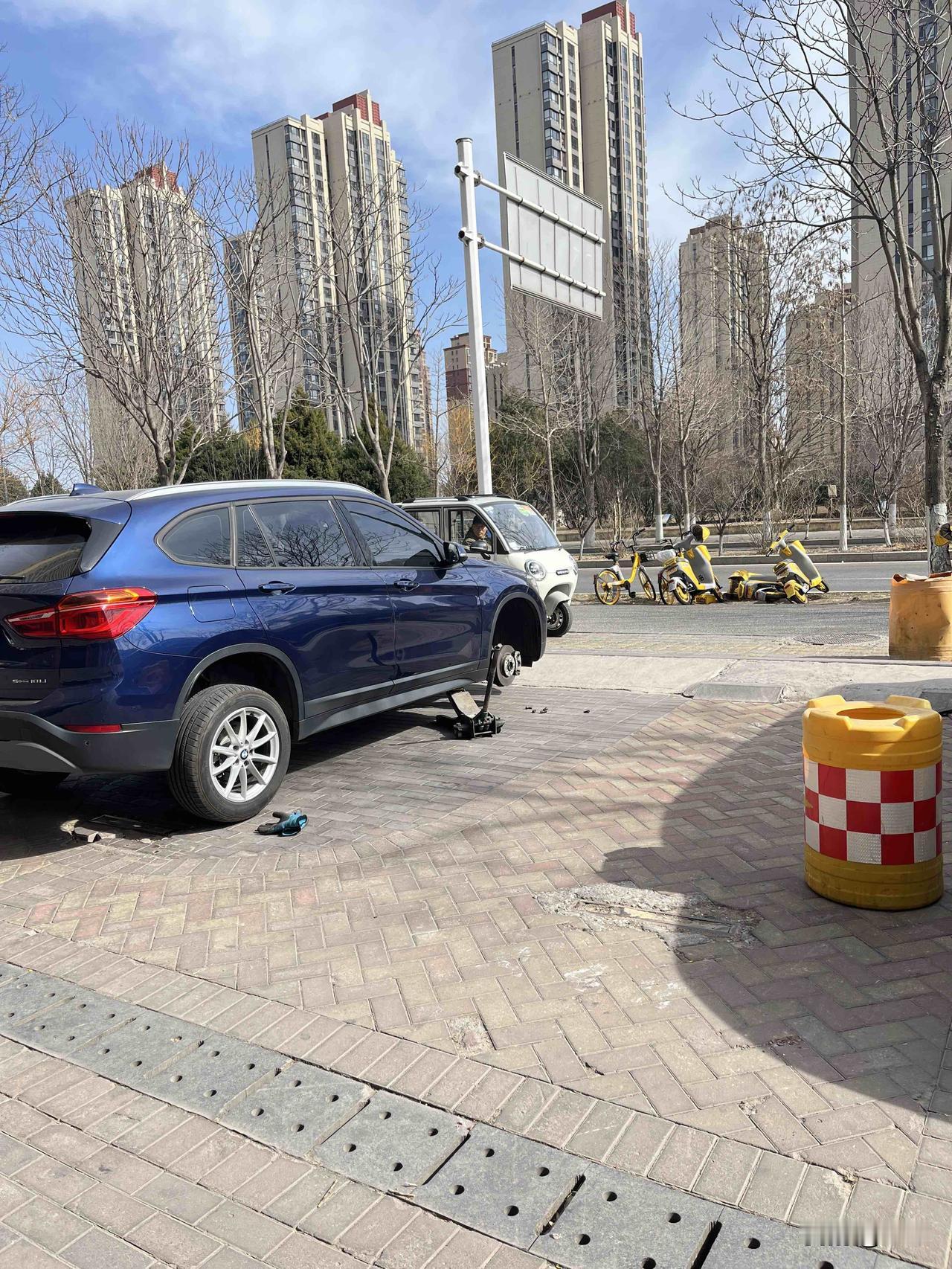 从北京回来第一件事就是把轮胎换了。

我有点强迫症，无意间看到轮胎有小裂纹，心里