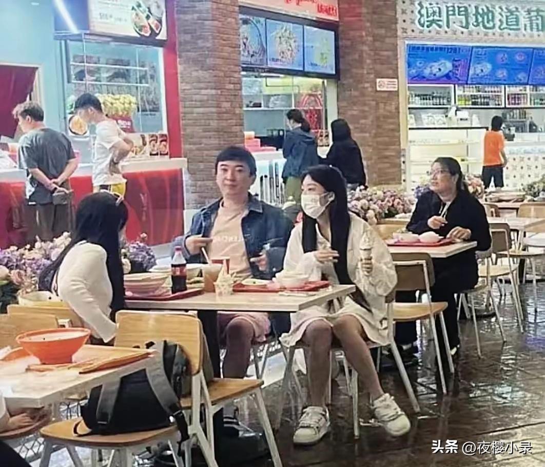 王思聪在澳门带两美女吃大排档被偶遇，穿搭普通，看着不像有钱人！[灵光一闪][灵光