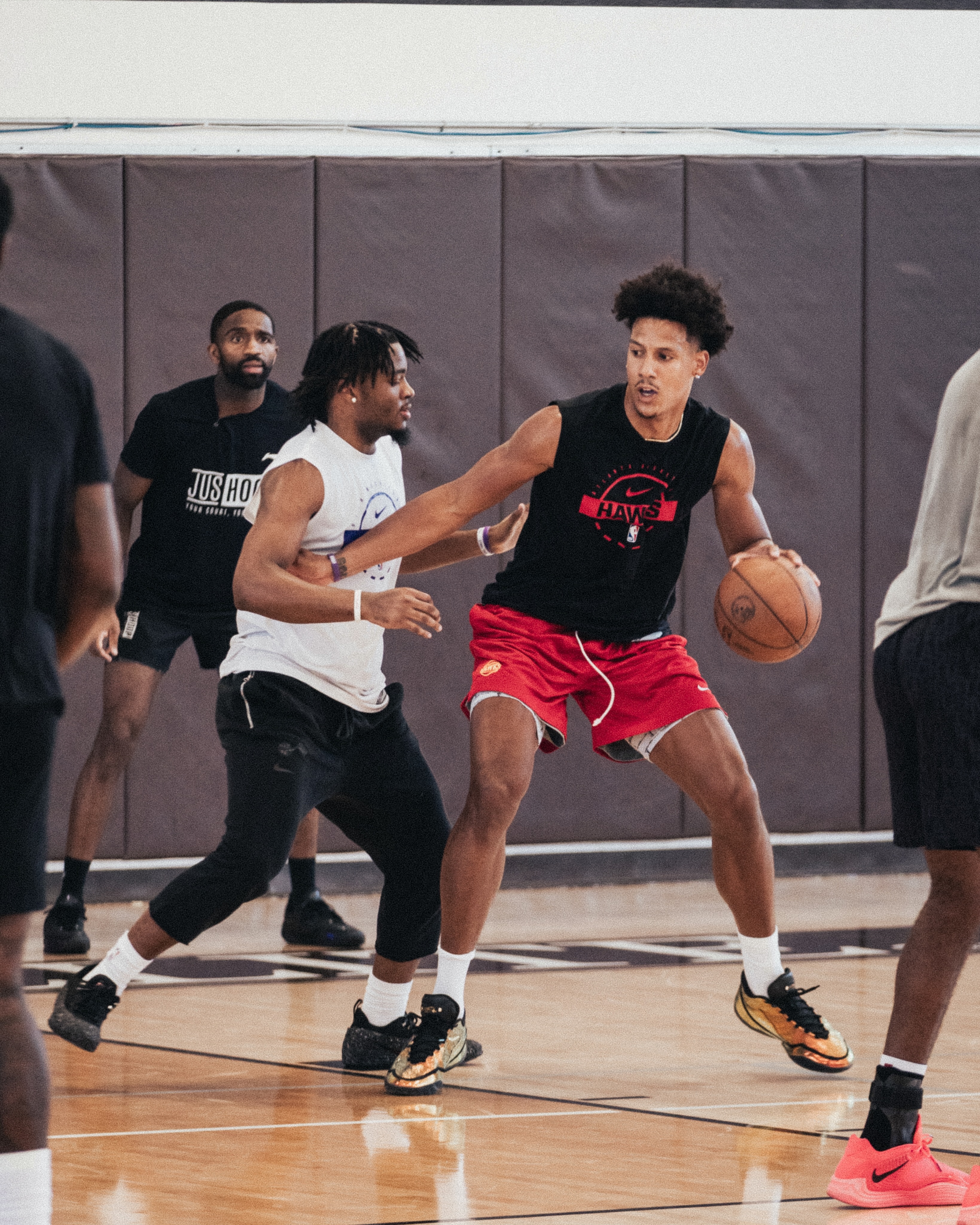 詹姆斯参加训练机构Jushoop组织的私人球局！🏀有不少里奇保罗客户，和Klu