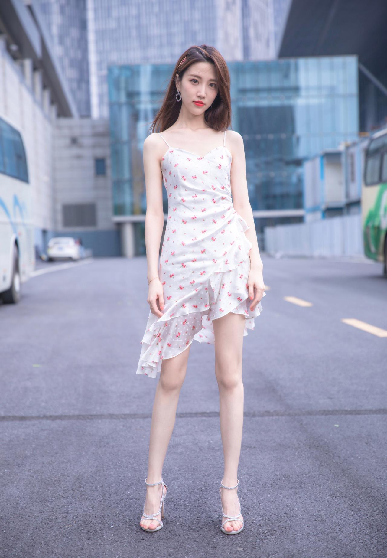 张纯烨：一字带高跟外拍图集精选