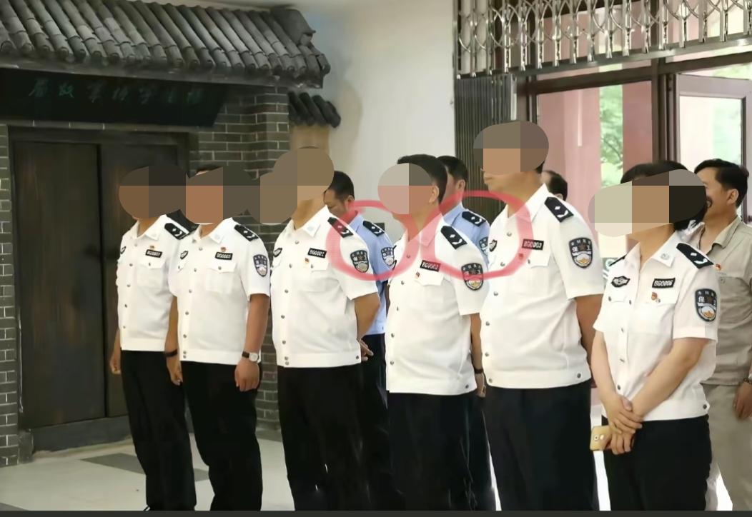 从来没见过警察穿着蓝衬衣还可以戴警监警衔的，这两个穿着蓝衬衣带着麦穗的是什么操作