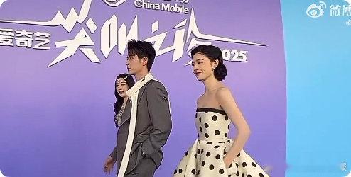 林允红毯摔倒林允被裙子绊倒看到林允红毯摔倒真的吓到，她反应超快笑着起身继续走，敬