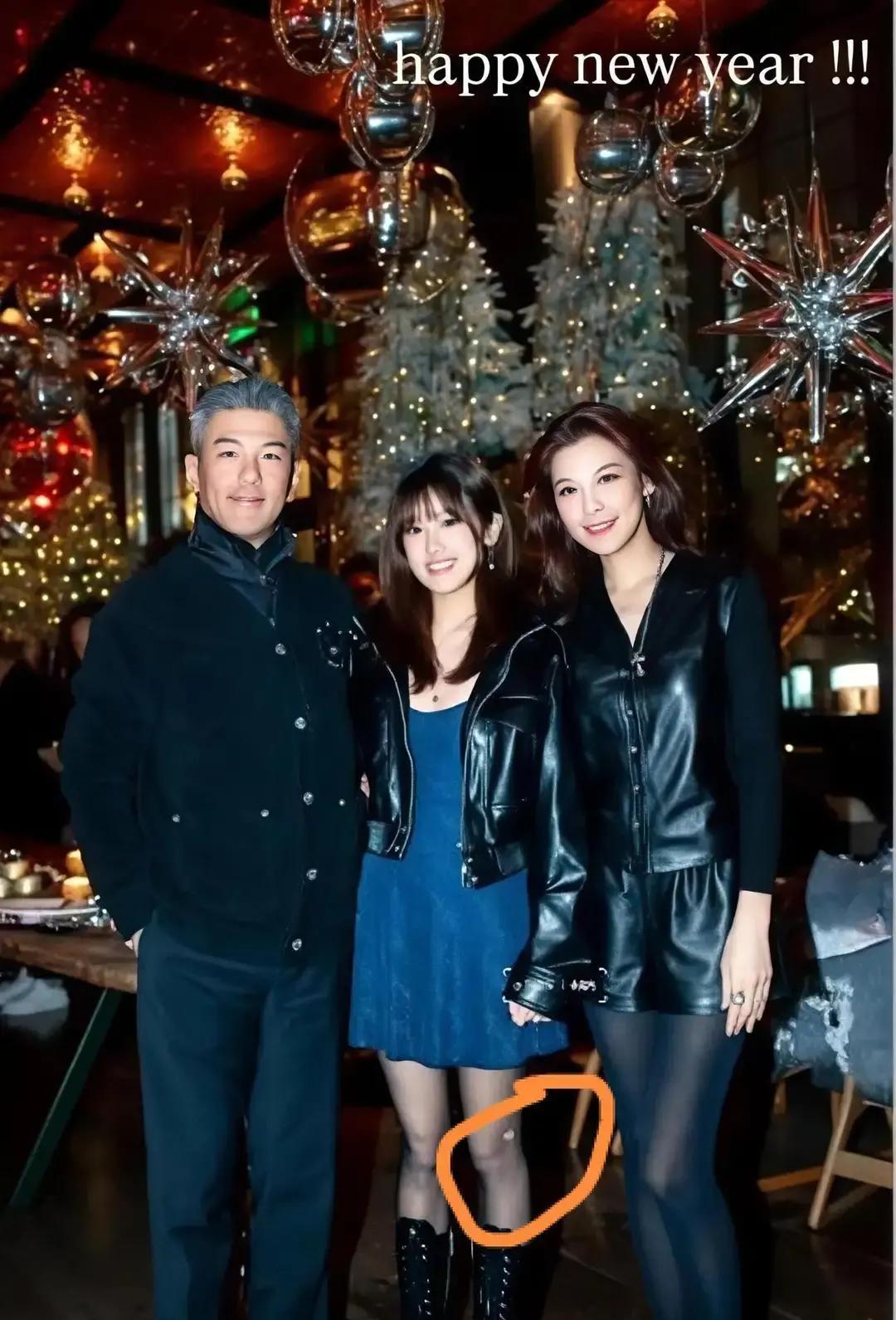 5000块破洞丝袜，富人排队抢
 
Balenciaga把丝袜撕成蜘蛛网，挂价五