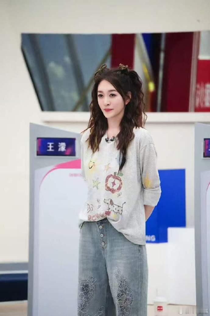 李小冉说头发老多了 李小冉这发量真的太让人嫉妒了，浓密又有光泽，难怪大家都以为是