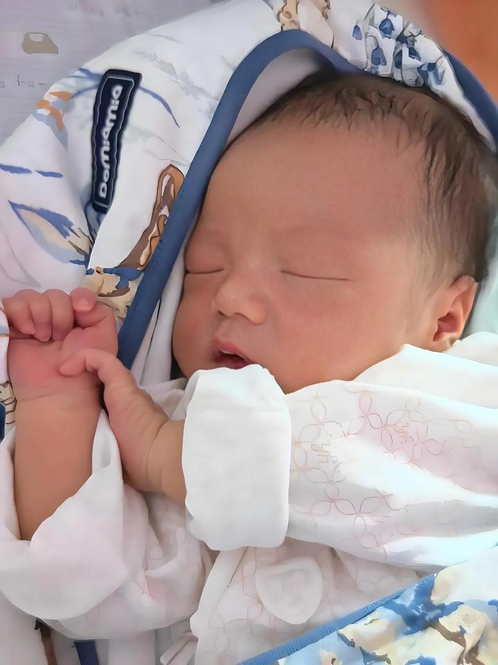 表妹生下了一个儿子，她婆婆可高兴了，今天炖了鸡汤，让她补充营养。