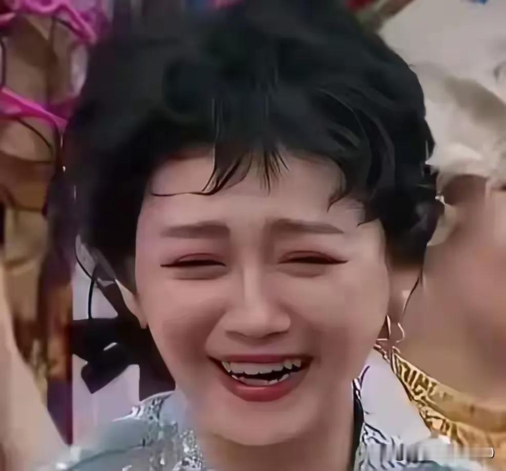 瞧瞧这人，怎就变成了这般模样！完全不是我们认识的美容大王了。她的玉女形象已经荡然