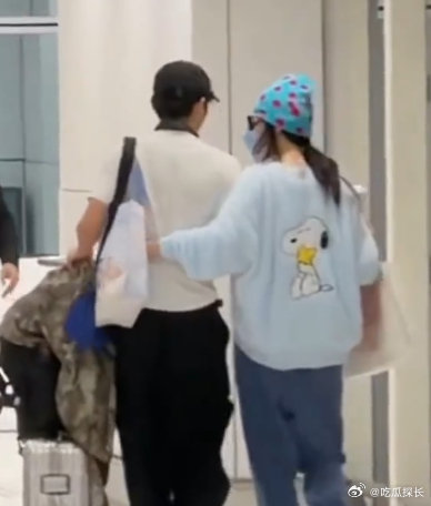 张柏芝现身机场接儿子回家张柏芝去机场接大儿子，Lucas一出来就给了妈妈一个紧紧