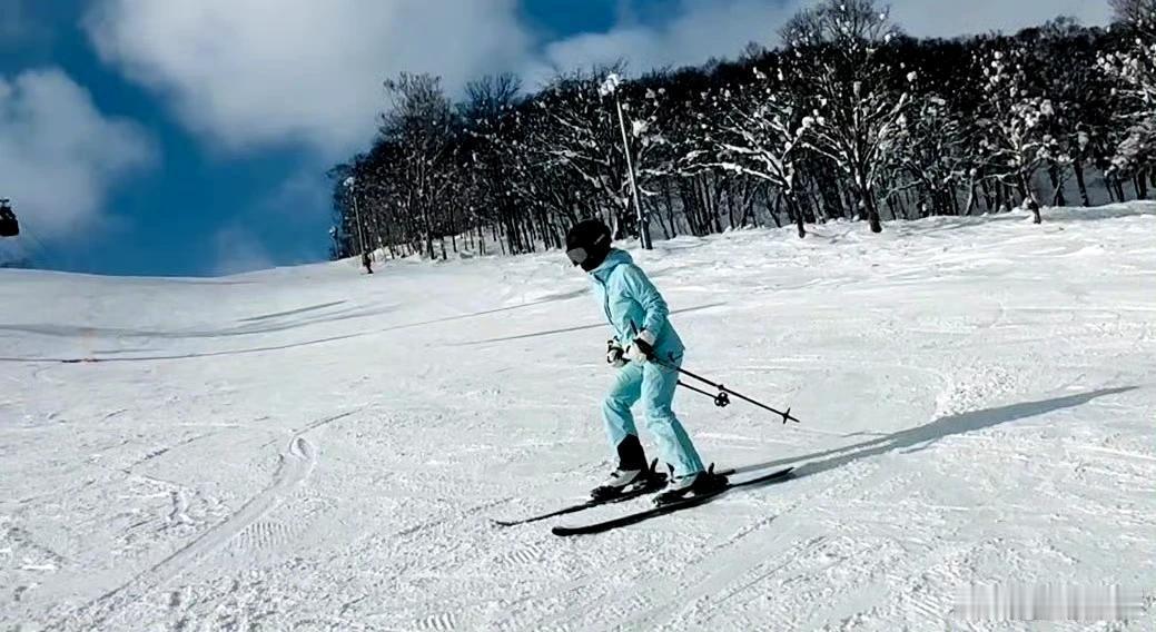 陈好滑雪照，不愧是万人迷陈好，45岁了依然万人迷，怼脸拍状态更惊艳 
