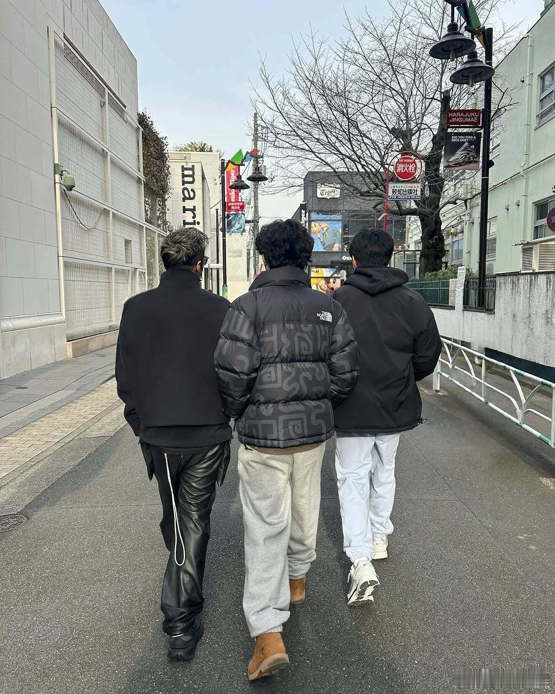 谢霆锋父子三人同框照  谢霆锋两个儿子身高  谢霆锋父子三人同框照，两个帅儿子！