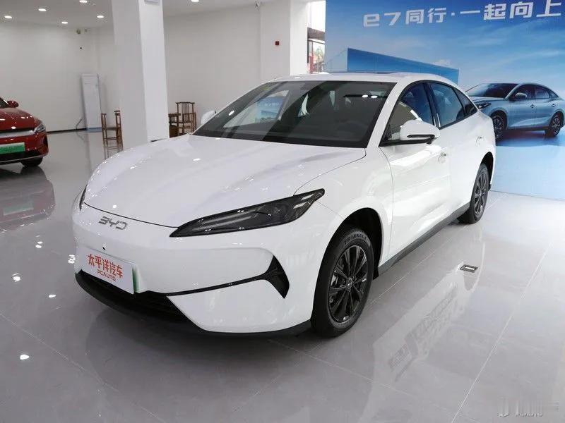 比亚迪e7和竞品对手的竞争之路，一起来瞅瞅:
1、在接近的价格下，新车相较于比亚