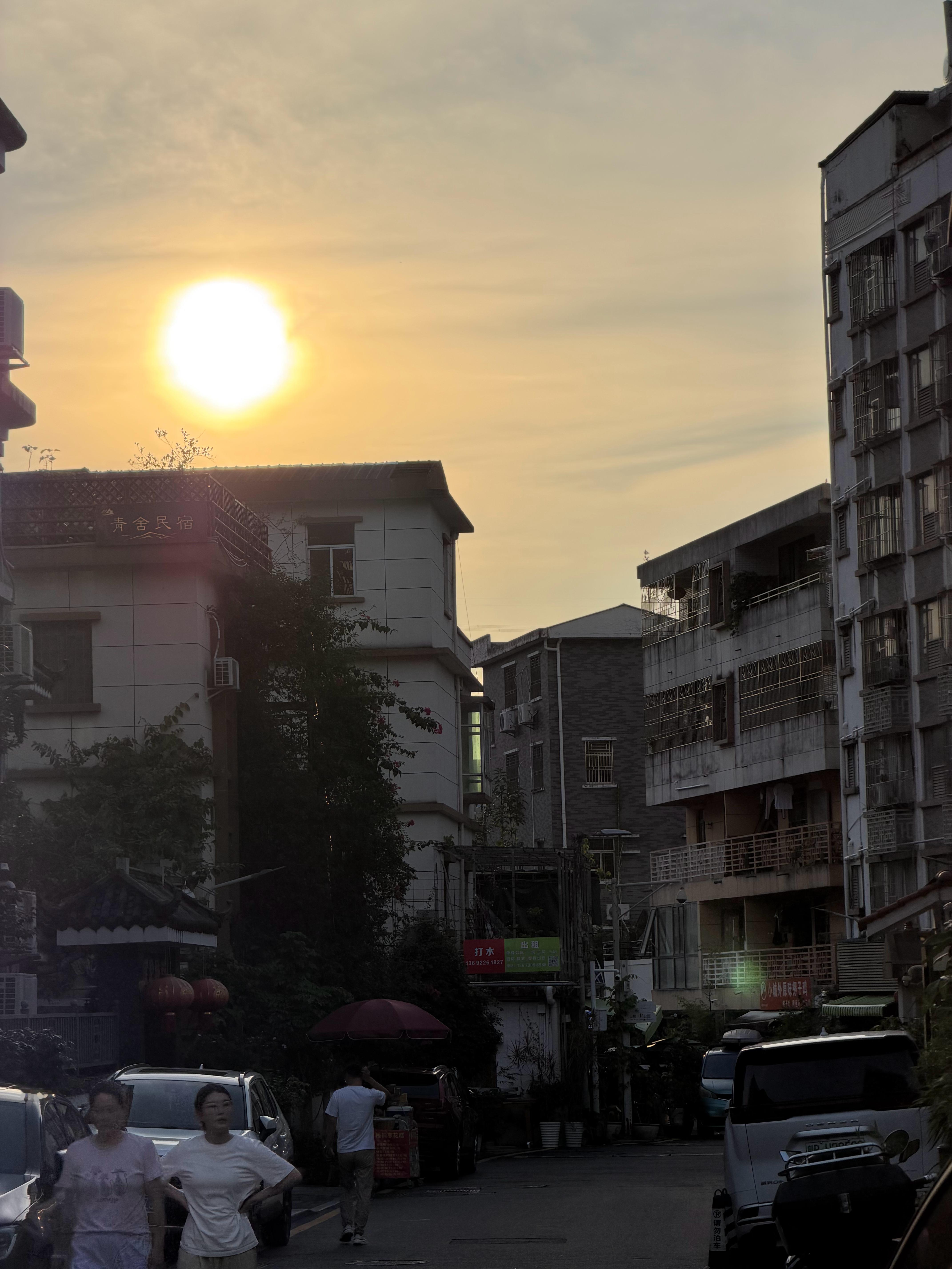 天气巴适，中午下过雨以后，这会儿太阳出来晒晒凉快的很 深圳·梧桐山艺术小镇