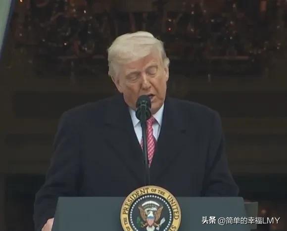 特朗普又开始“吹牛皮”了！他在公开场合拍着胸脯说：“多亏咱们的贸易协议，现在向东