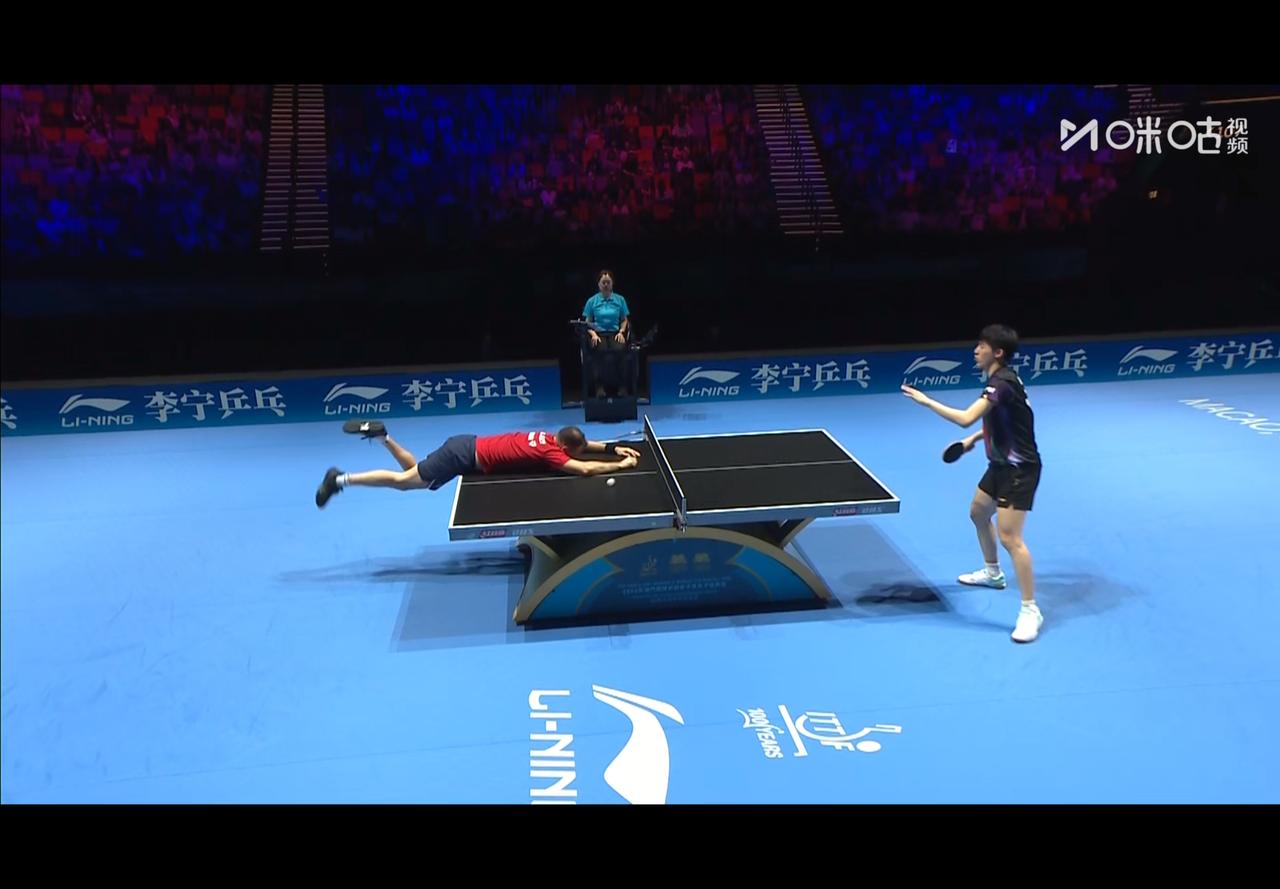 西蒙打得“上桌”了😂把大家都笑晕了!

第四局比赛，10-9 温瑞博领先，一个