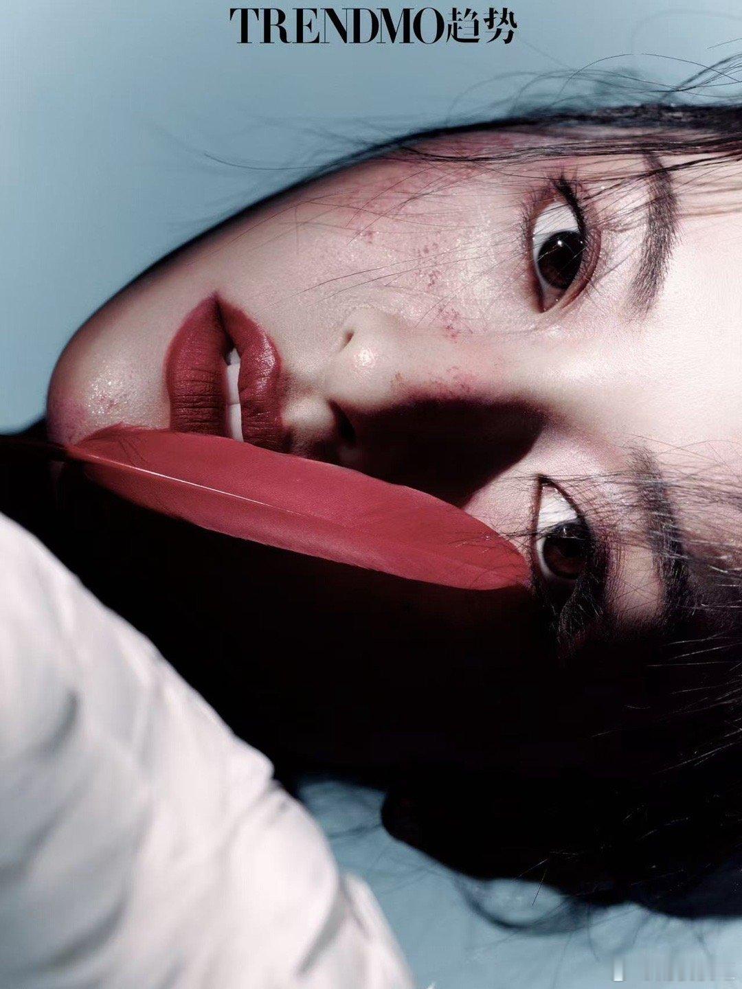 沈月首登趋势封面 沈月这组趋势封面质感绝了！白色羽毛、黑色纱幔的碰撞极具创意，头