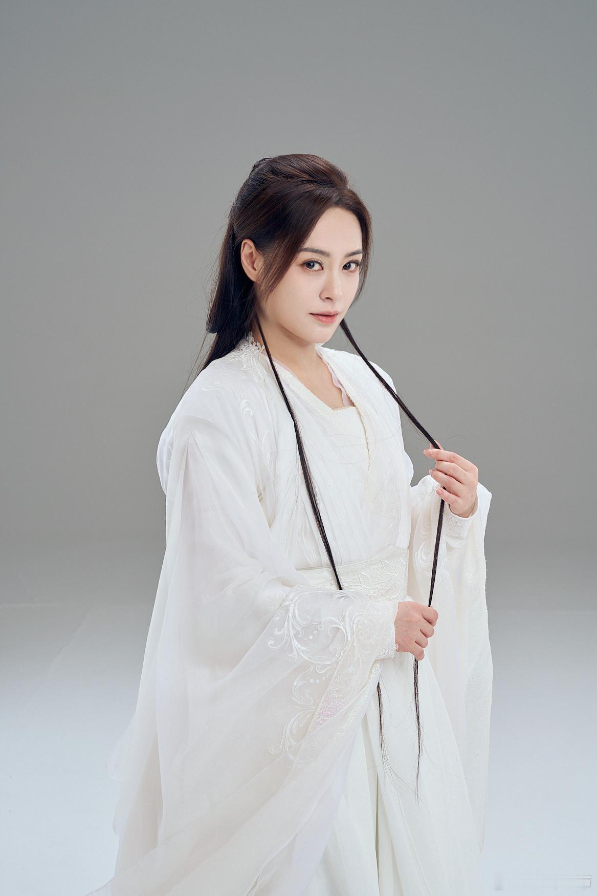 #阿娇 神女赛道开挂#来给大家投喂美图啦~新发的暮容儿定妆照尊嘟好漂亮，素雅飘逸