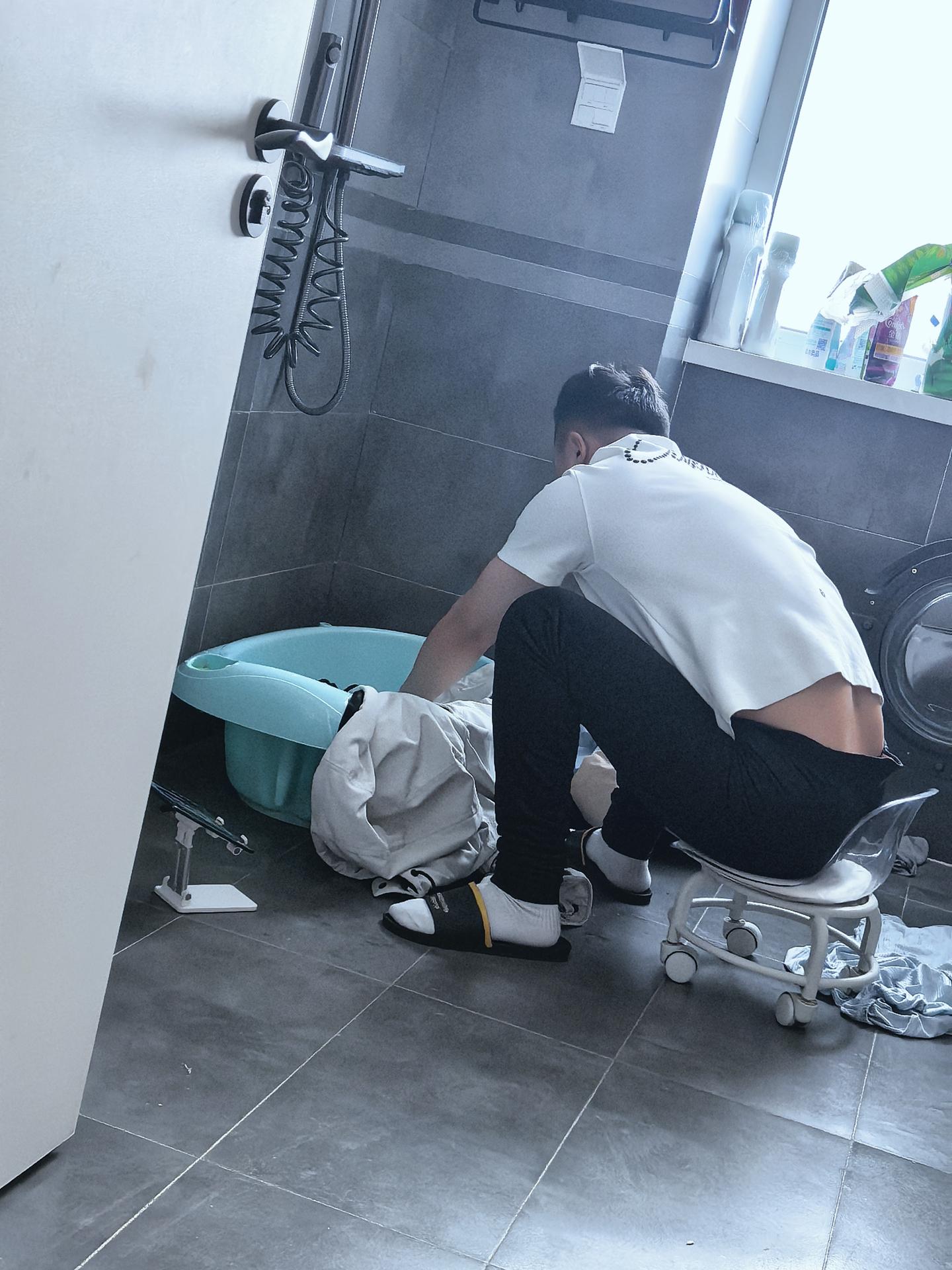 谁敢想啊，洗衣做饭，挣钱养家。样样精通。不止对我好，对我家人也好。