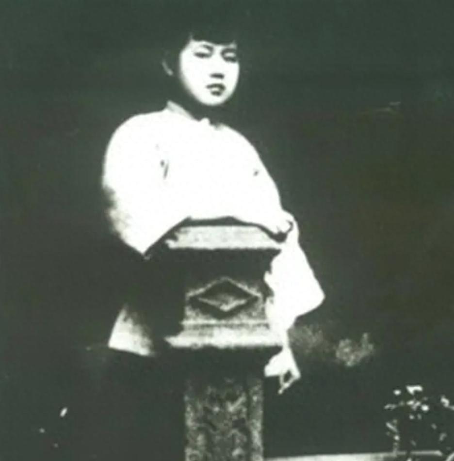 传奇女性金维映，她是邓公的第二任妻子，在长征途中生下儿子李铁映，却在苏联养病时不