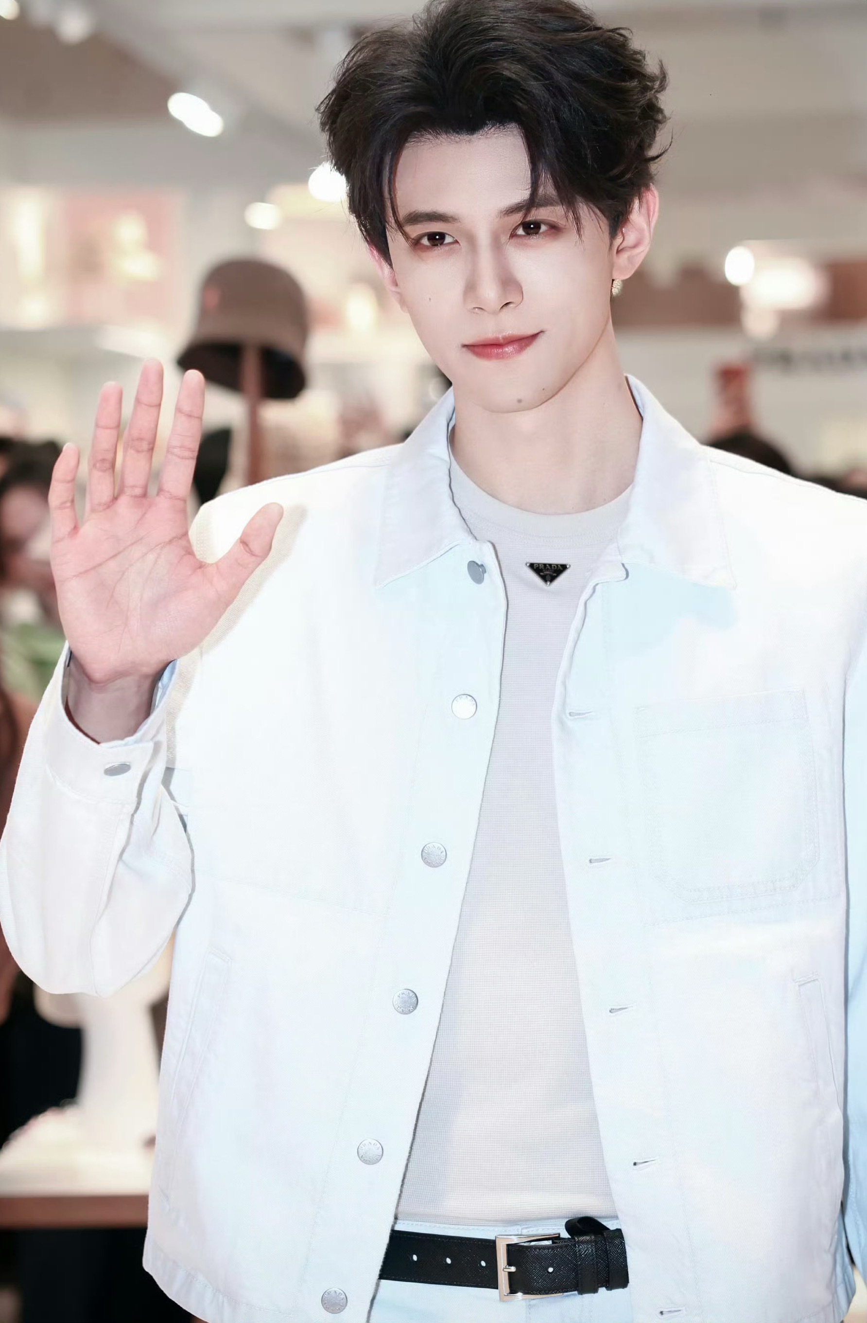 邓凯｜Prada上海线下活动邓凯身穿Prada浅色夹克，短发造型靓帅！这张脸太权