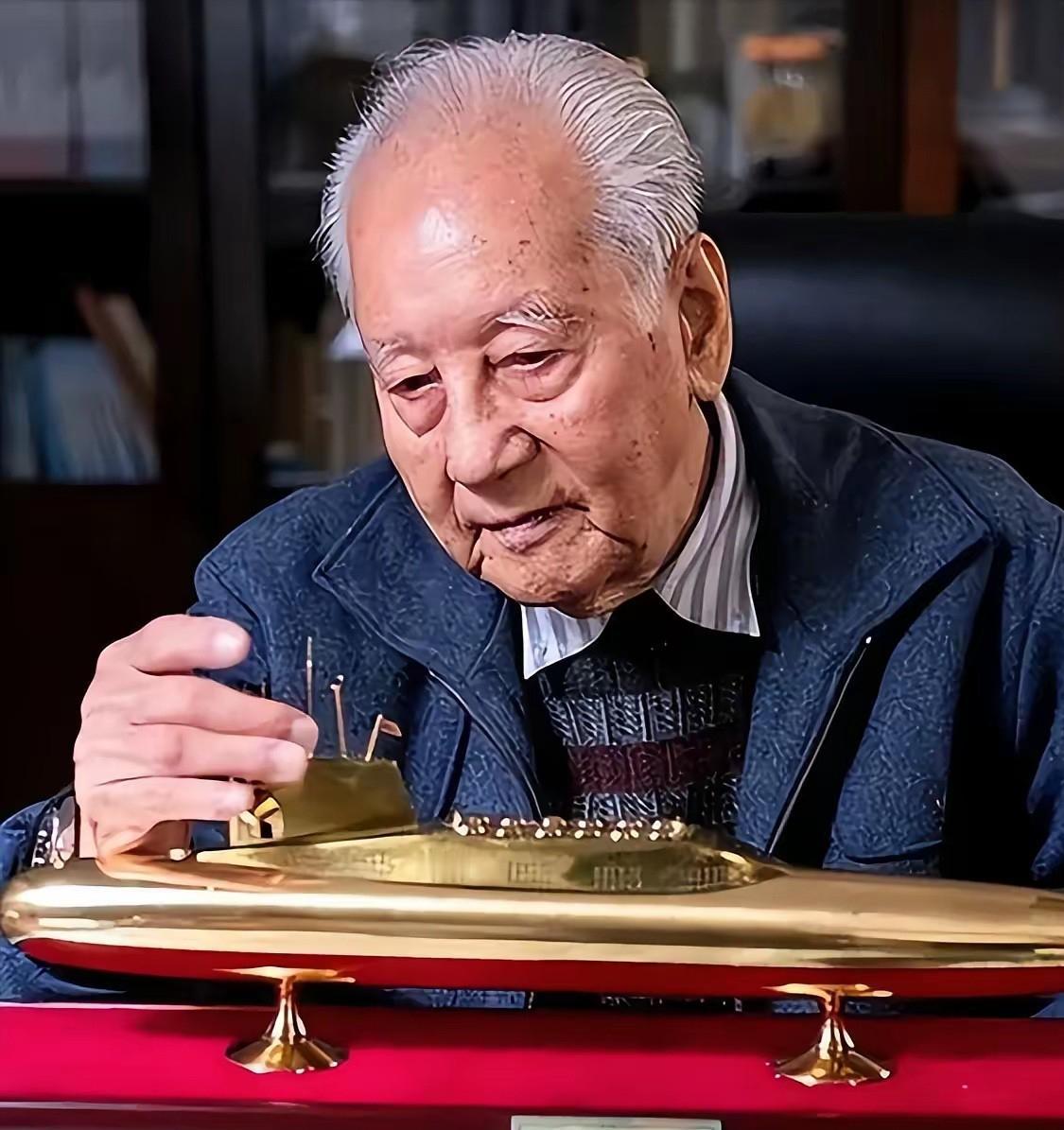 1988年“中国核潜艇之父”黄旭华，做深潜试验时，顺道回了趟家，看望母亲。谁知9