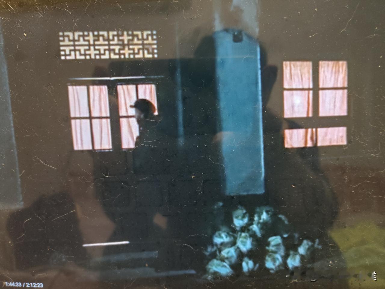 电影《活着》的拍摄，有一个明显的漏洞！
余华的小说《活着》的故事背景设定，是浙东