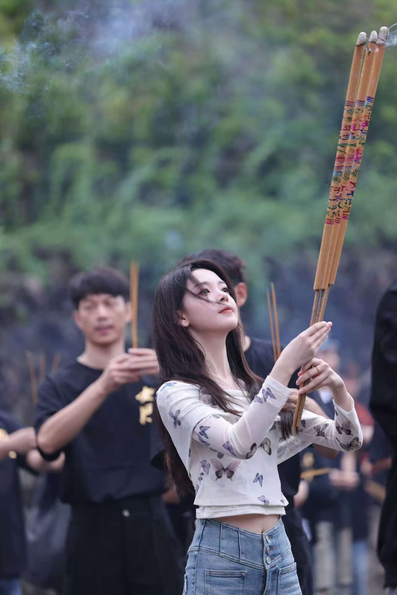 陈瑶九门开机路透来了！上香的瑶妹也太可爱了🥰霍当家能不能边拍边播 ​​​