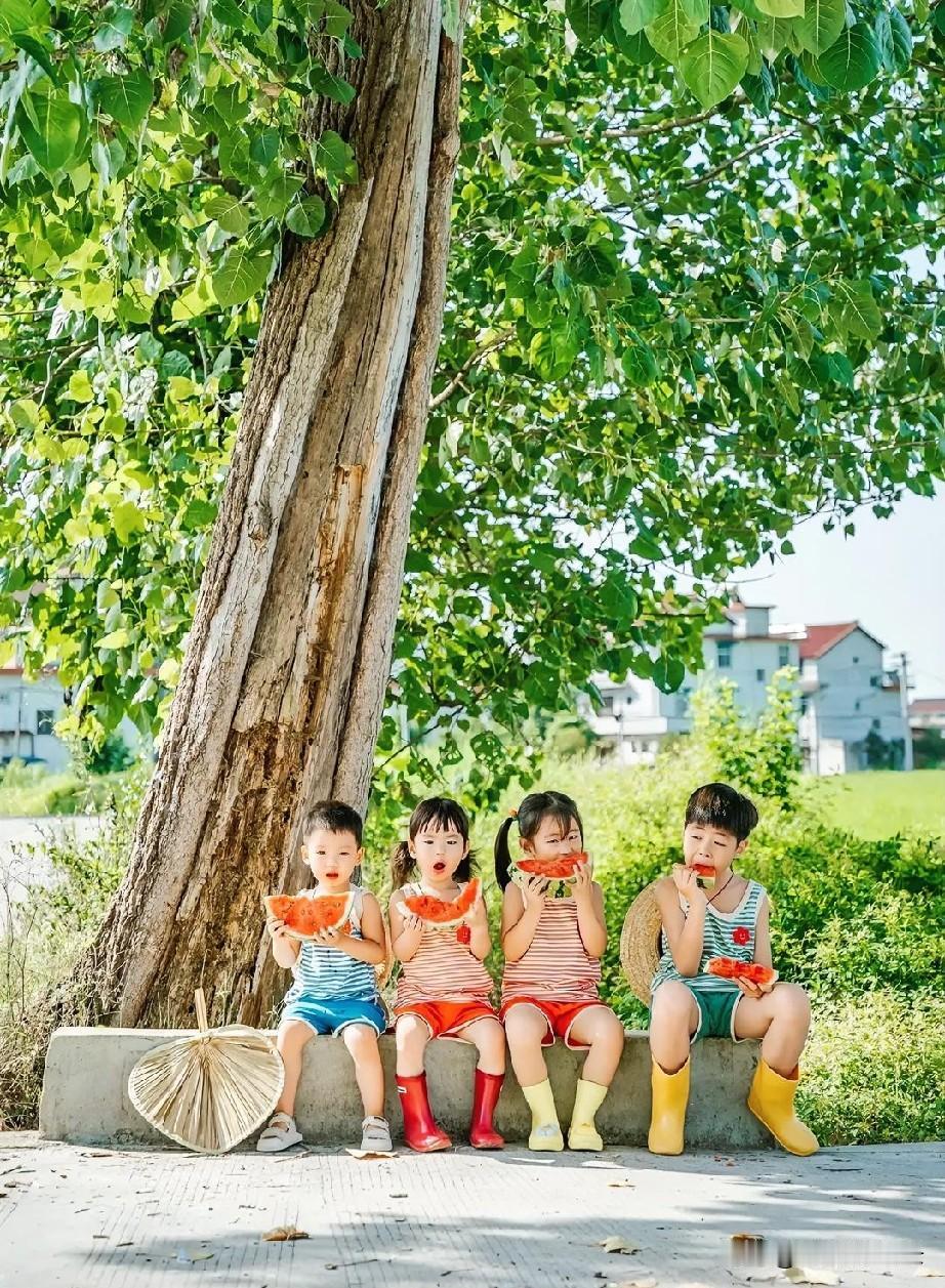 当然是孩子的快乐更重要！先守护和引导孩子的快乐与身心健康，再培育品行、涵养底气，
