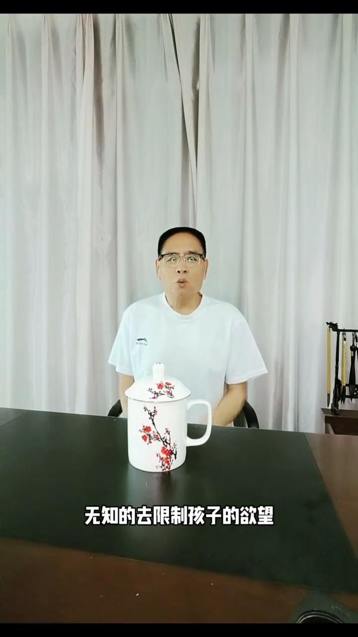 家长的无知会消磨孩子的动力。
生活中很多家长打着关爱和理性的旗号无知的去限制孩子