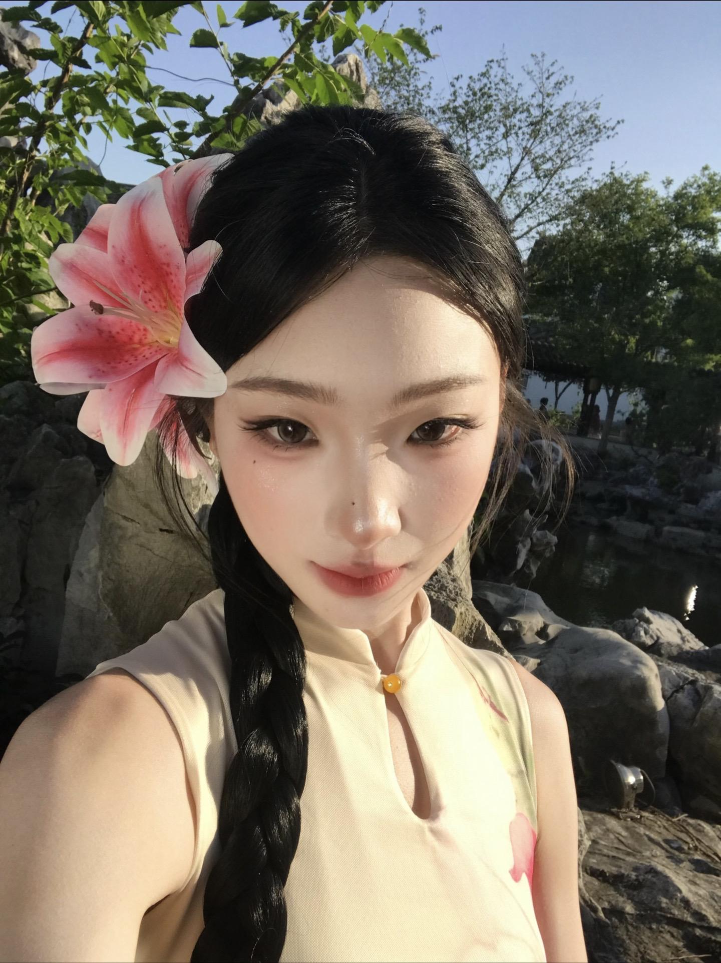 月光缠绵躲在心里面。