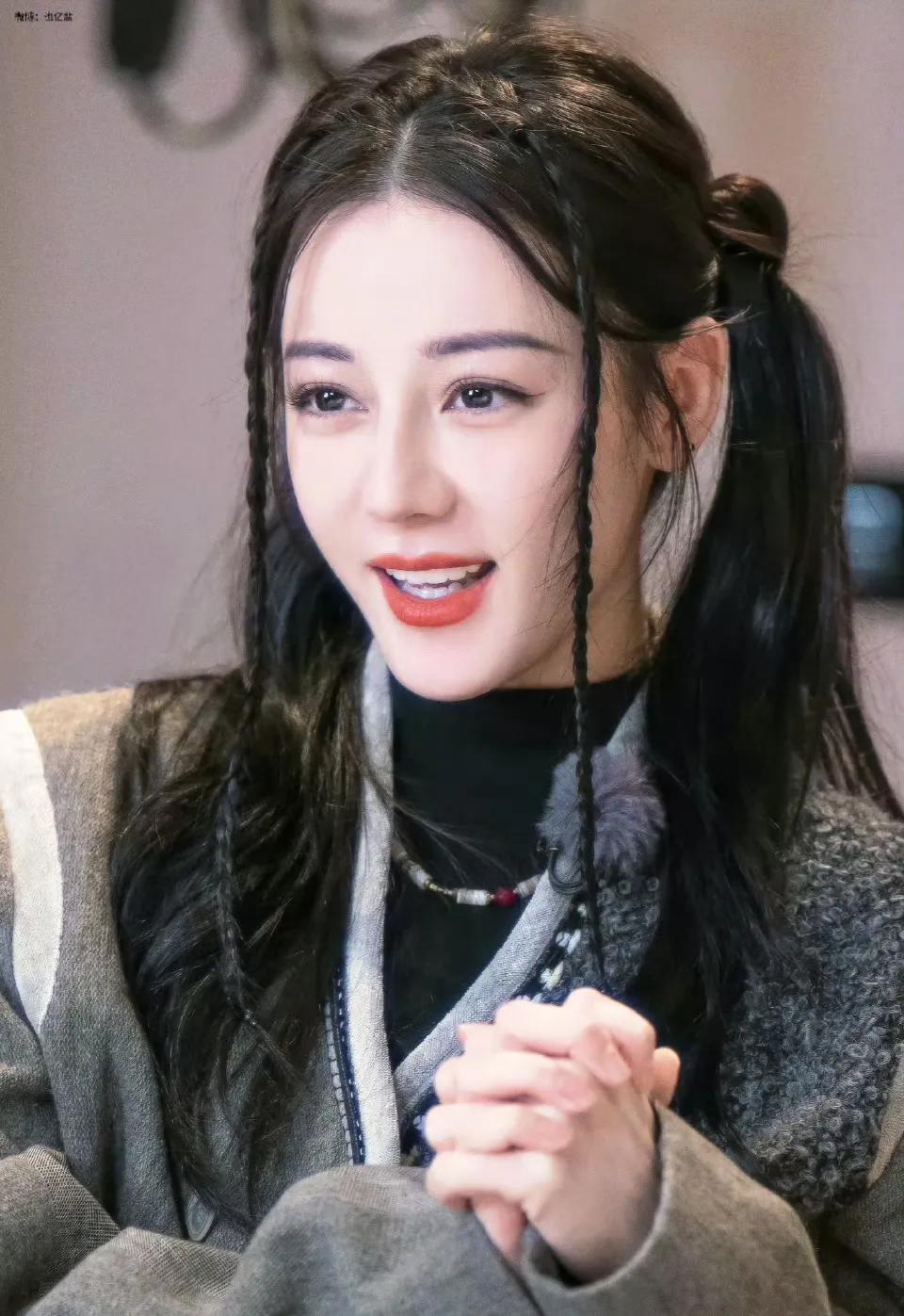 迪丽热巴双马尾造型看着好可爱啊！透着活泼和青春感，网友直呼：热巴的颜值一直在我心