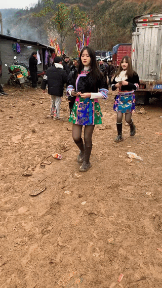 这是哪个少数民族？
这里的女孩长得可真漂亮！
尤其是她们身上穿的民族服饰，看起来