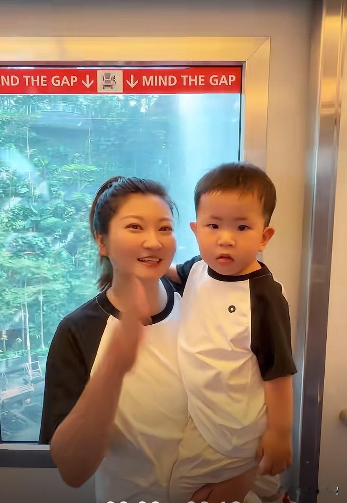 王暖暖带儿子去了新加坡，母子俩在机场分享了坐小火车玩耍的温馨日常。王暖暖和儿子穿
