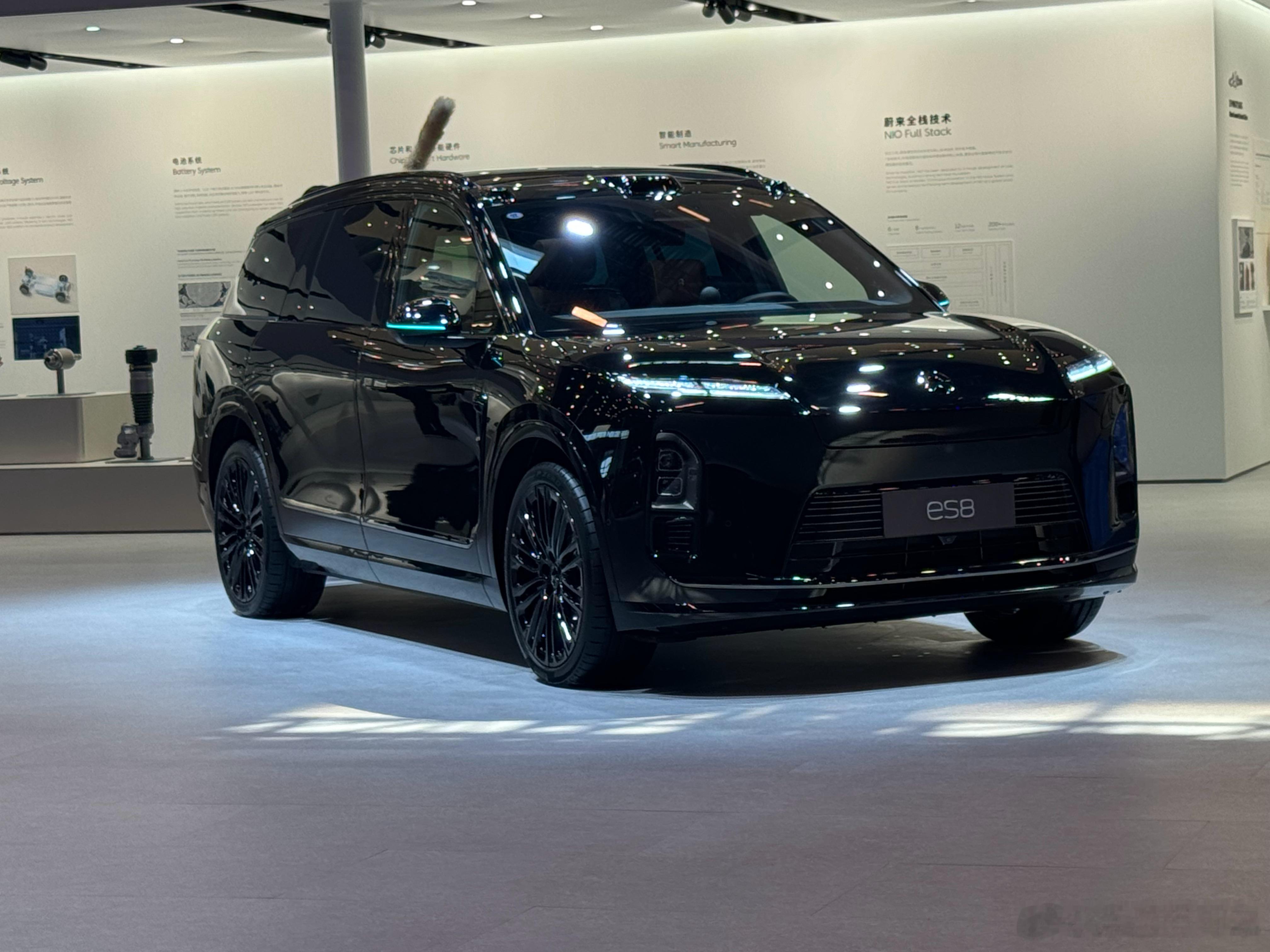蔚来全新ES8玄金特别版。